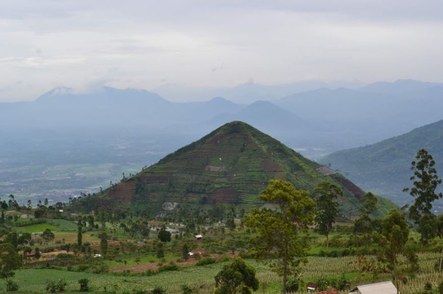 Sejarah Gunung Padang Sebagai Piramida Tertua Penuh Misteri